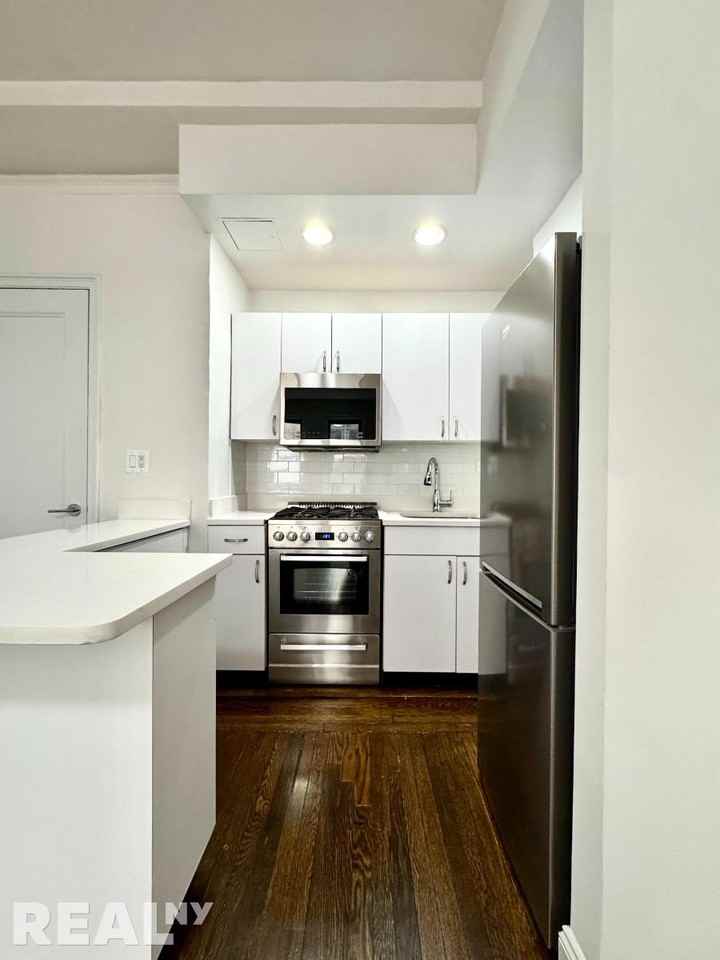 E 46th St #02F - Photo 2 of 3