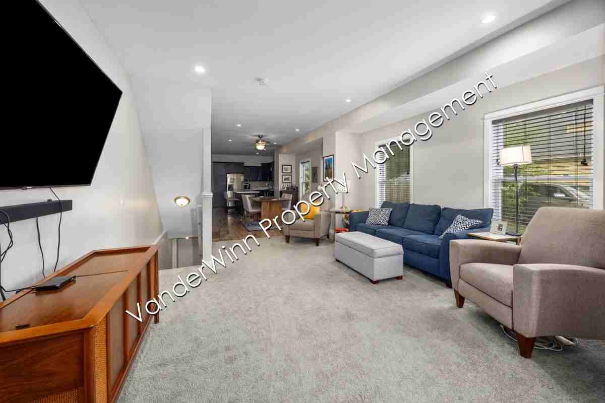 739 Bates Street Southeast - Photo 5 of 11