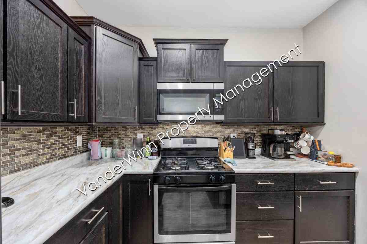 739 Bates Street Southeast - Photo 3 of 11