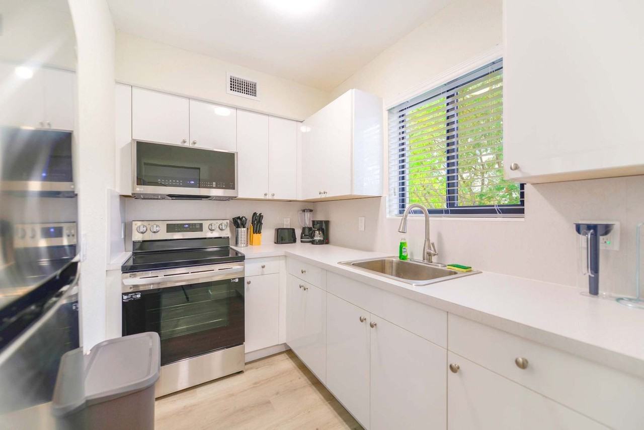 700 Southwest 11th Avenue - Photo 3 of 39