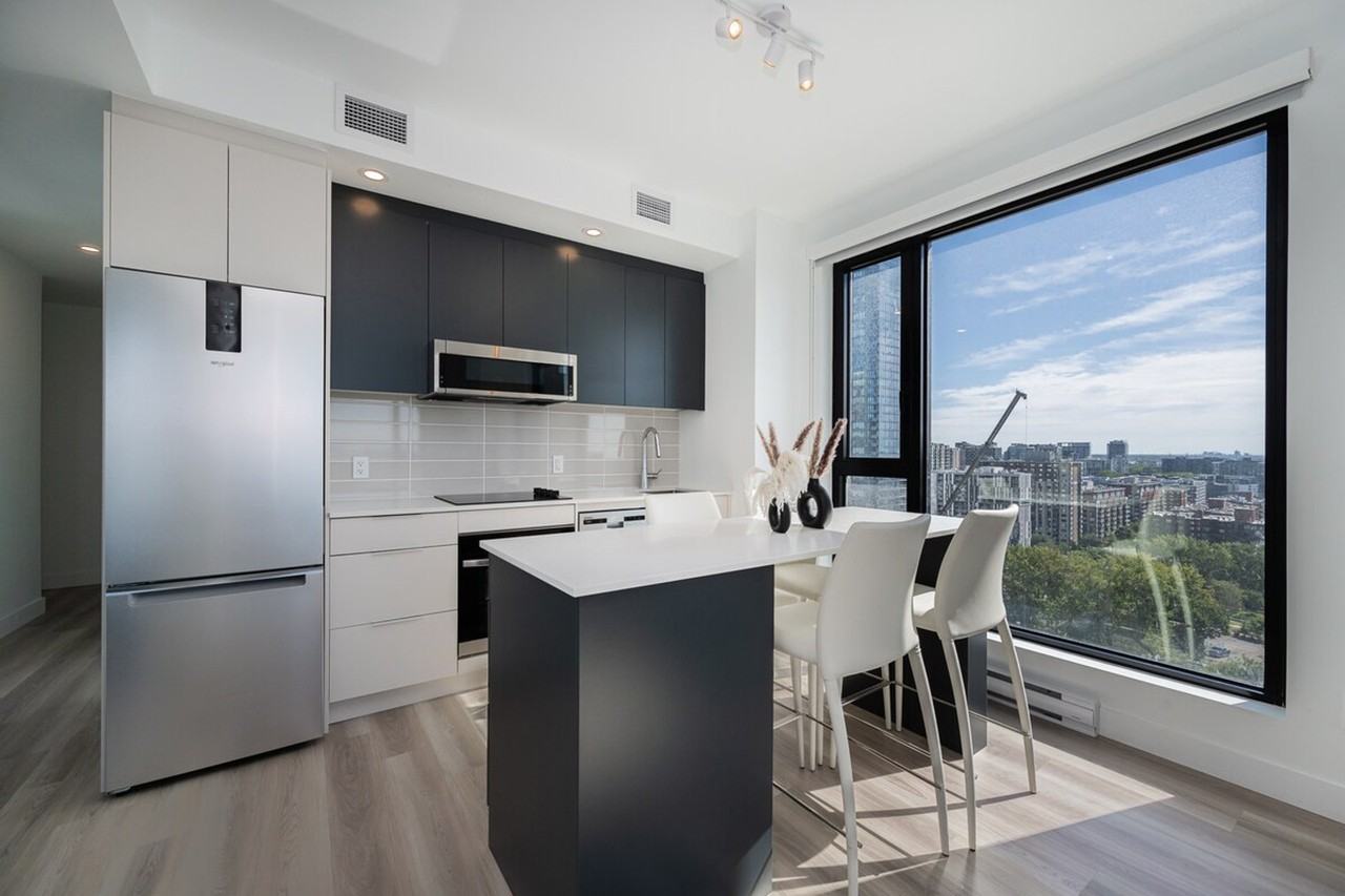 1463 Av Argyle #1261825P - Photo 2 of 40