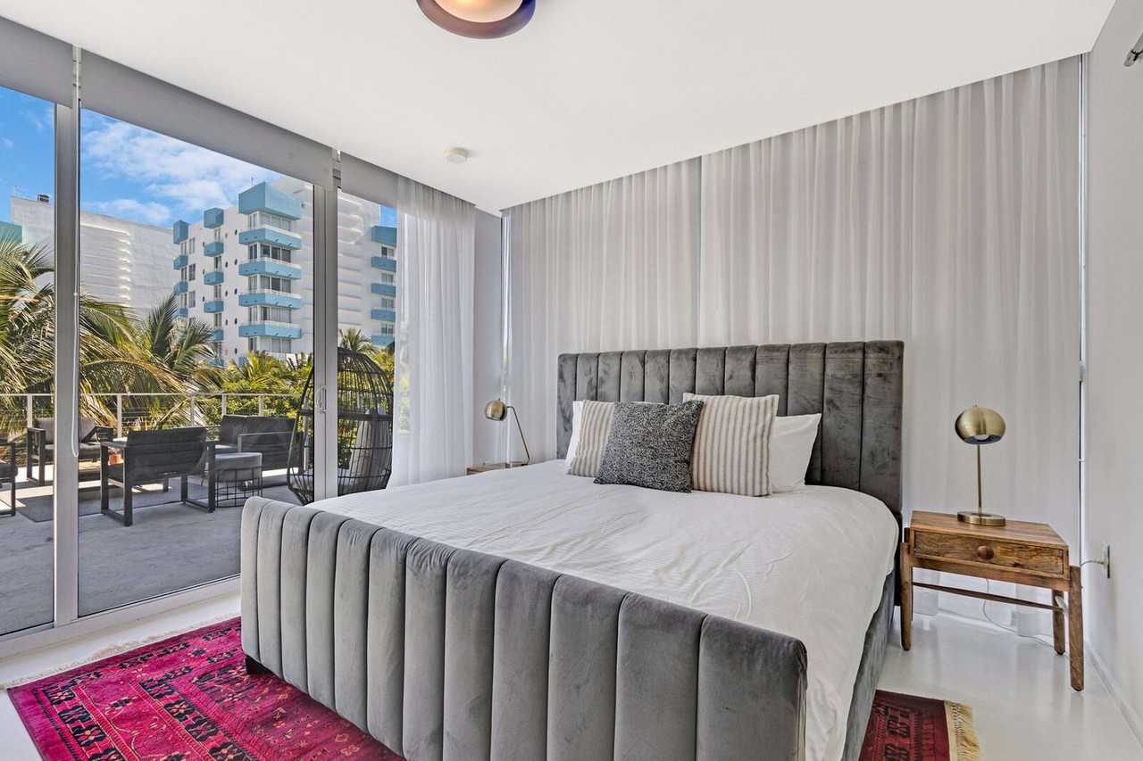250 Collins Avenue - Photo 6 of 36