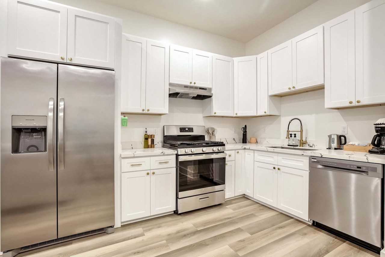1050 Annunciation Street - Photo 2 of 16