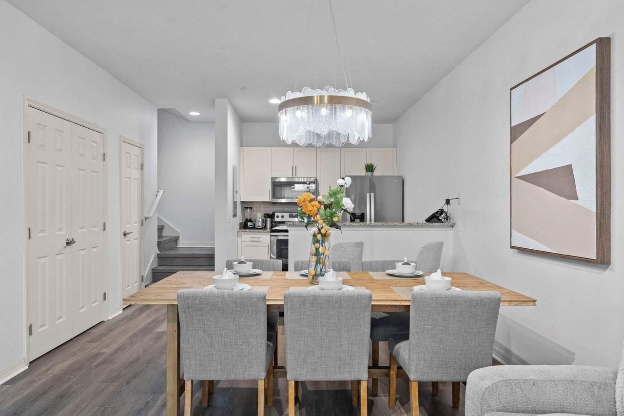 8939 Shine Dr #1280856P - Photo 5 of 32