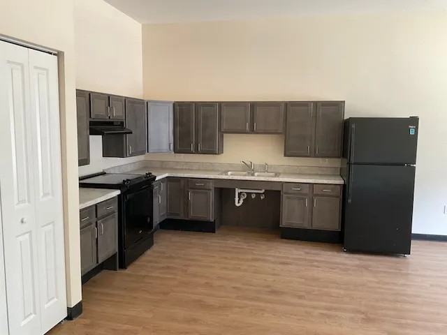 Lakeshore Manor Senior - Photo 2 of 18