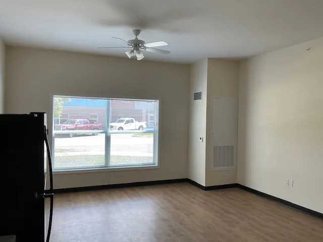 Lakeshore Manor Senior - Photo 4 of 18