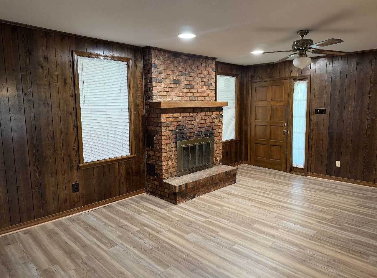 1640 Cross Lake Blvd - Photo 2 of 10