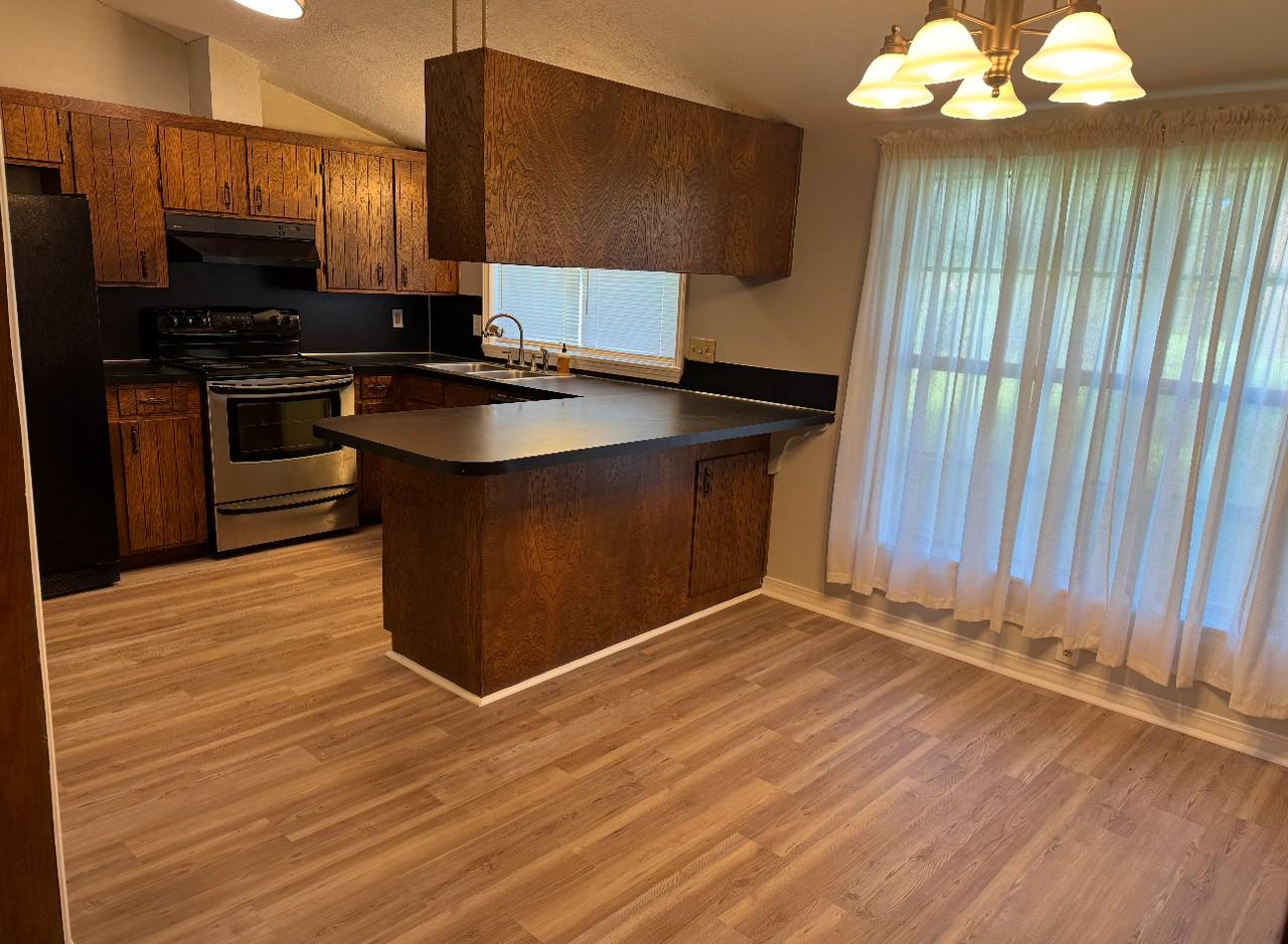 1640 Cross Lake Blvd - Photo 3 of 10