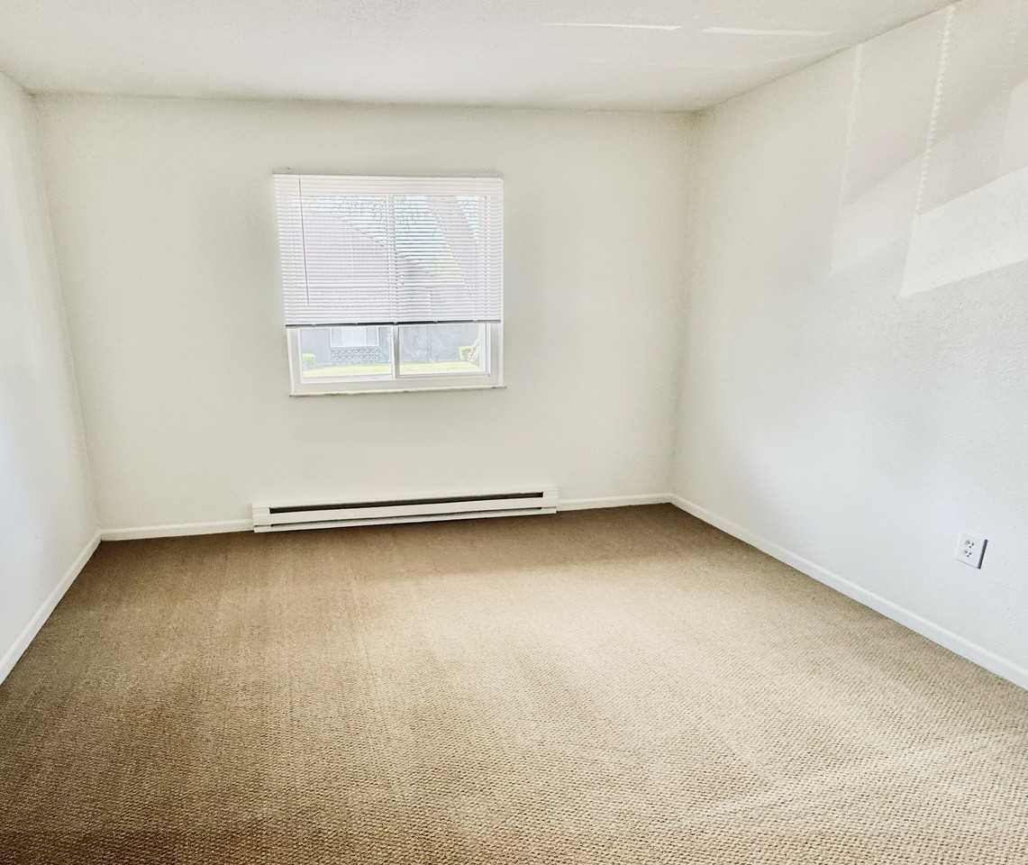 Piccadilly East - Photo 7 of 26