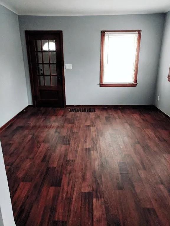 712 Leslie St - Photo 3 of 10