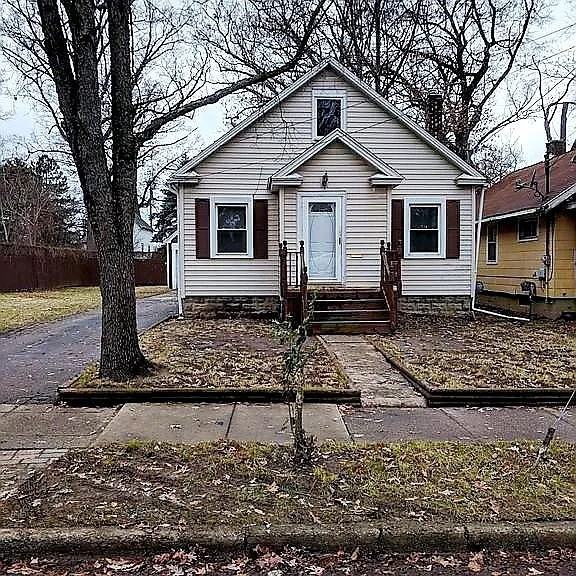 712 Leslie St - Photo 4 of 10