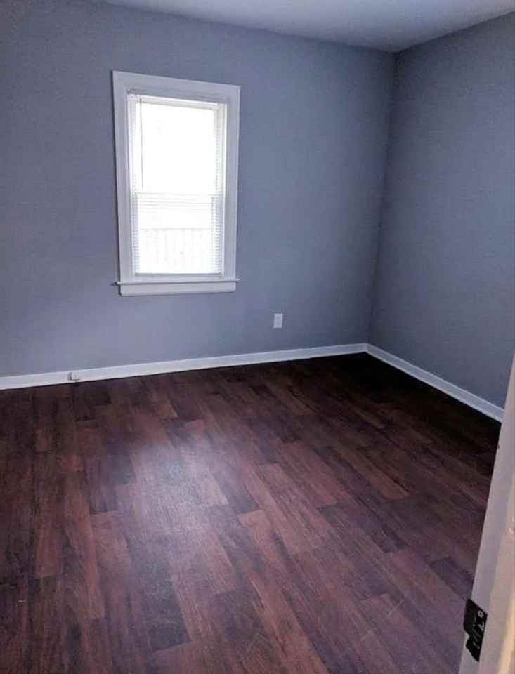 712 Leslie St - Photo 5 of 10