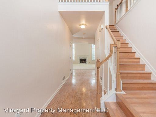 915 Park Ln Ct - Photo 2 of 33