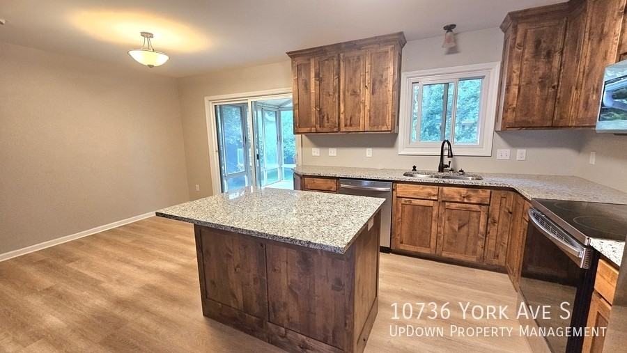10736 York Ave S - Photo 3 of 18