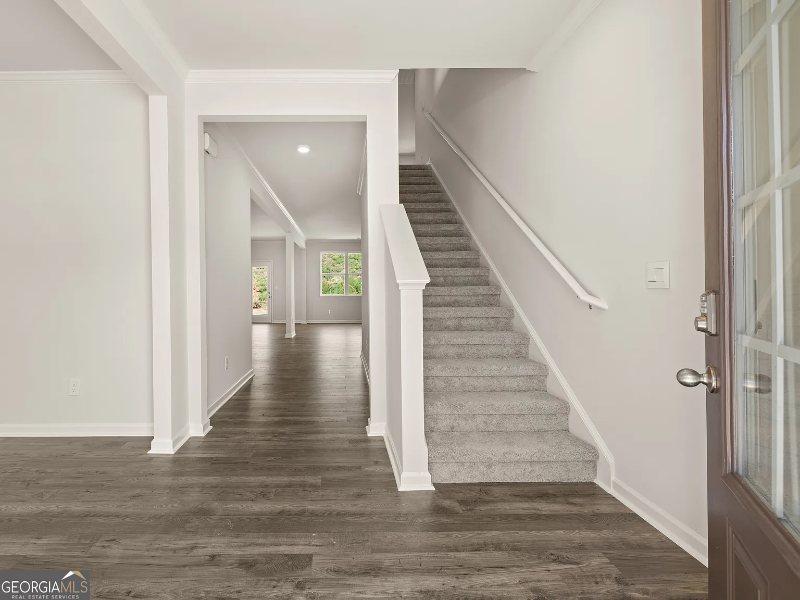 140 Landsdowne Way Se - Photo 6 of 35