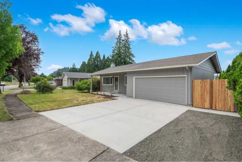 3434 Memorial Park Dr - Photo 2 of 10