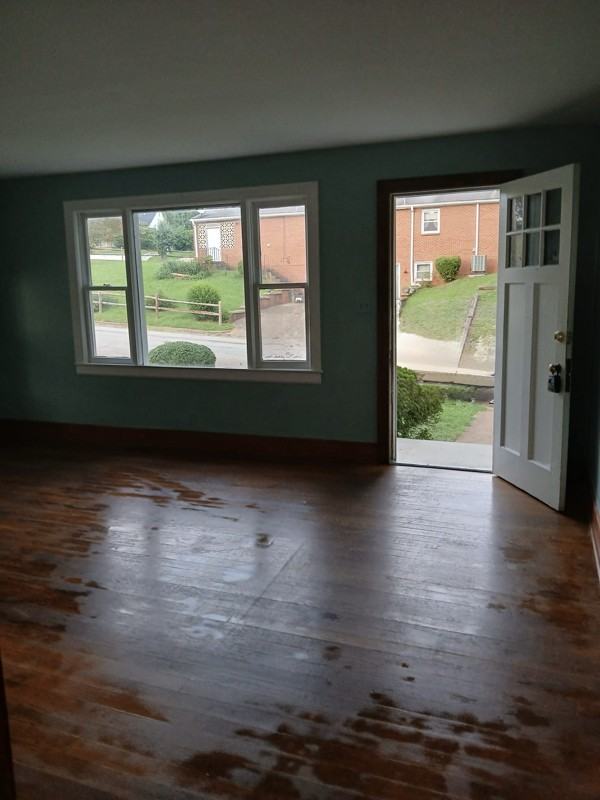 1555 Myrtle Ave - Photo 3 of 9