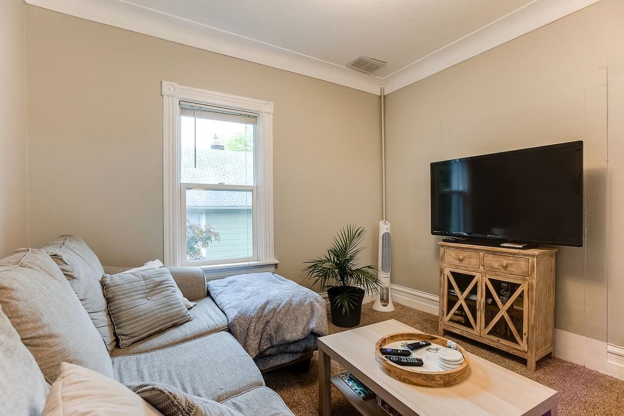 138 Isabel St W #2 - Photo 4 of 13