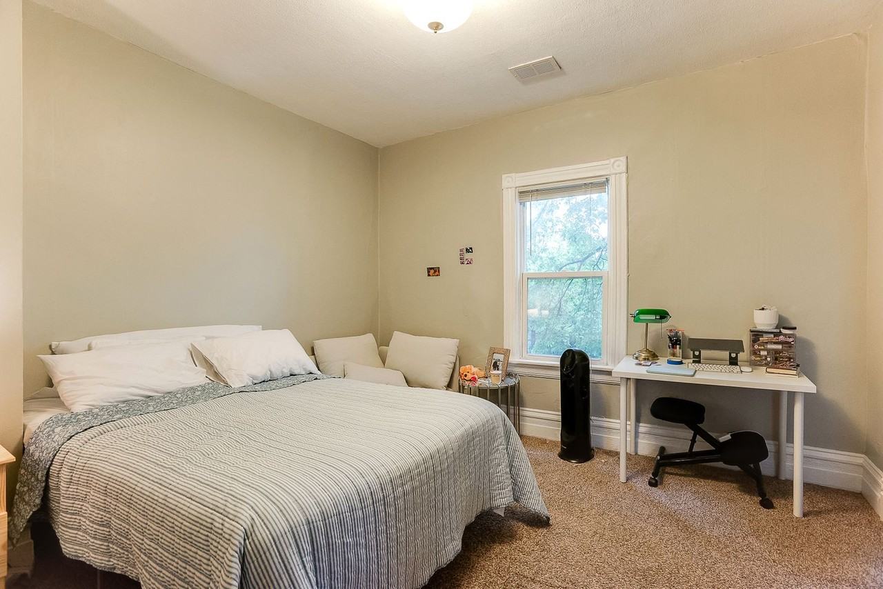 138 Isabel St W #2 - Photo 5 of 13