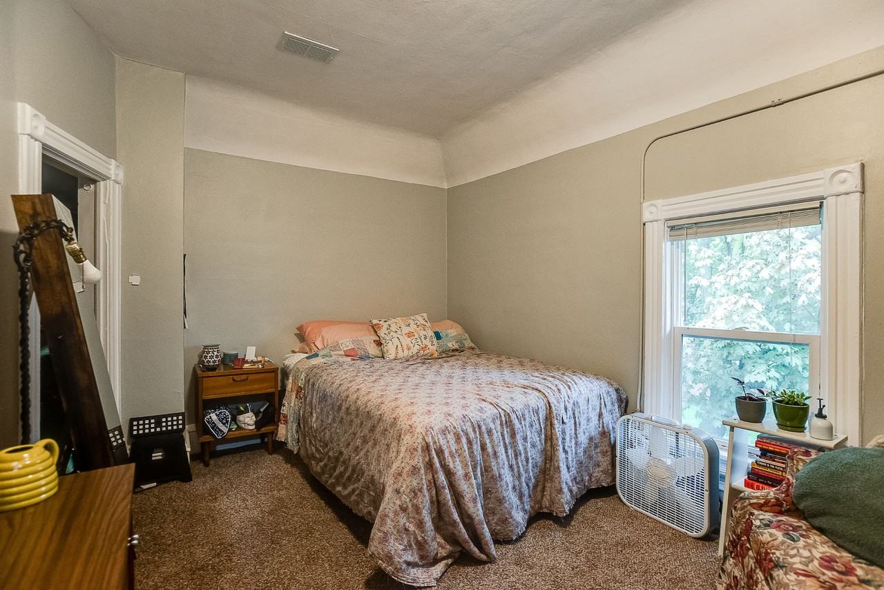 138 Isabel St W #2 - Photo 7 of 13
