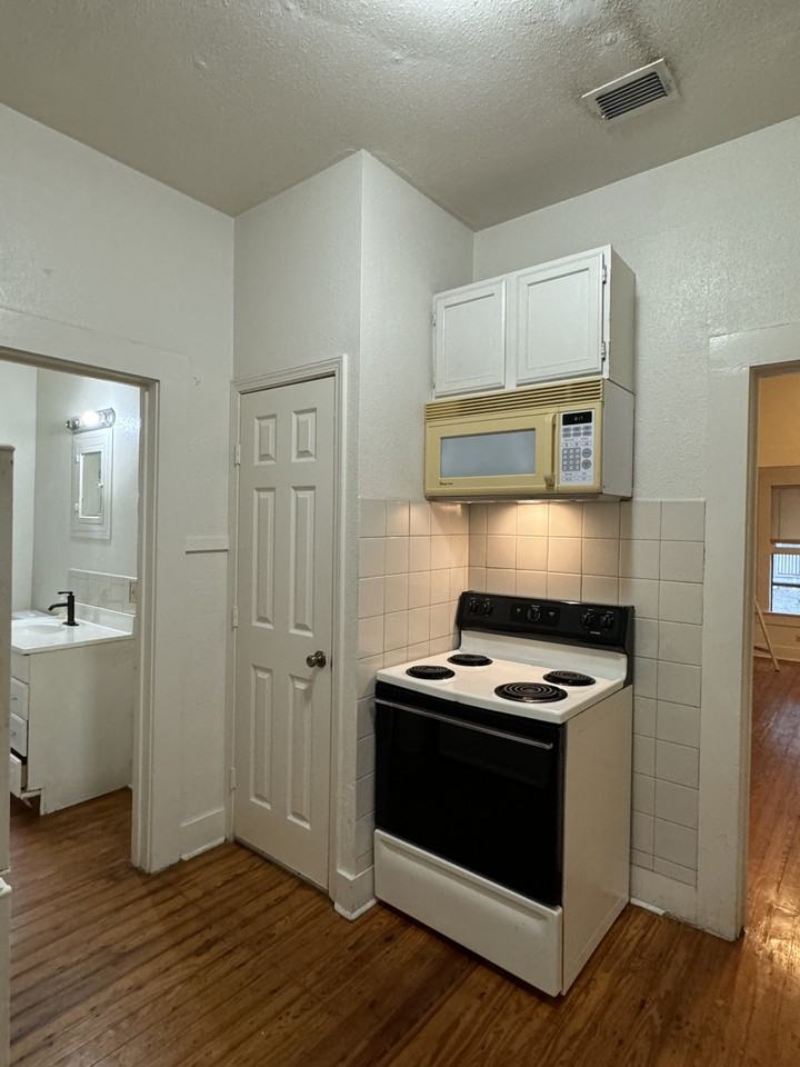 505 Wilmington Ave #B - Photo 4 of 12