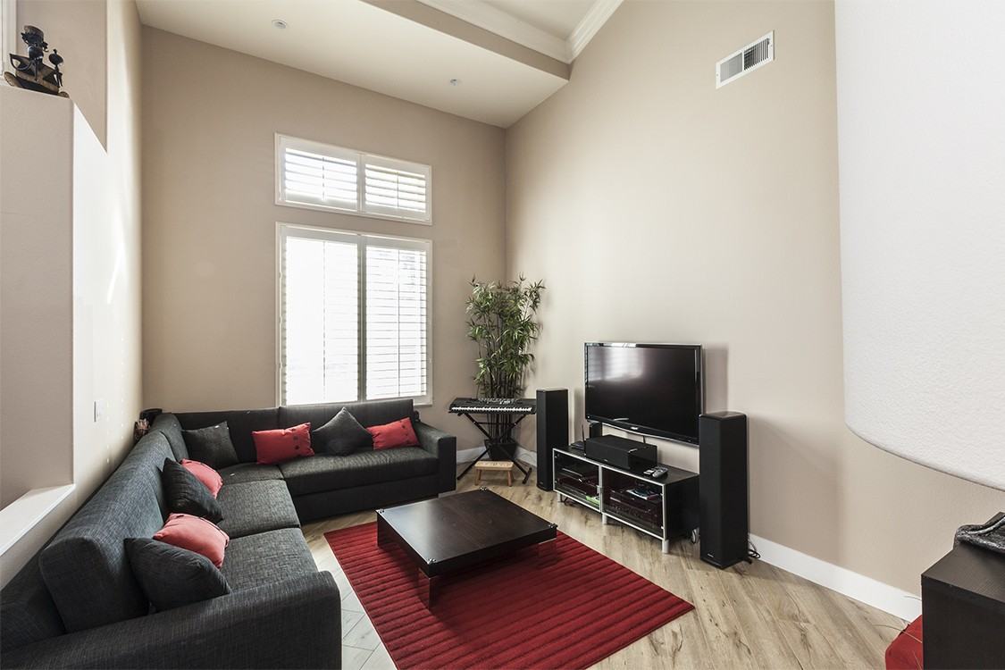 725 Roscoe St #NA - Photo 6 of 37