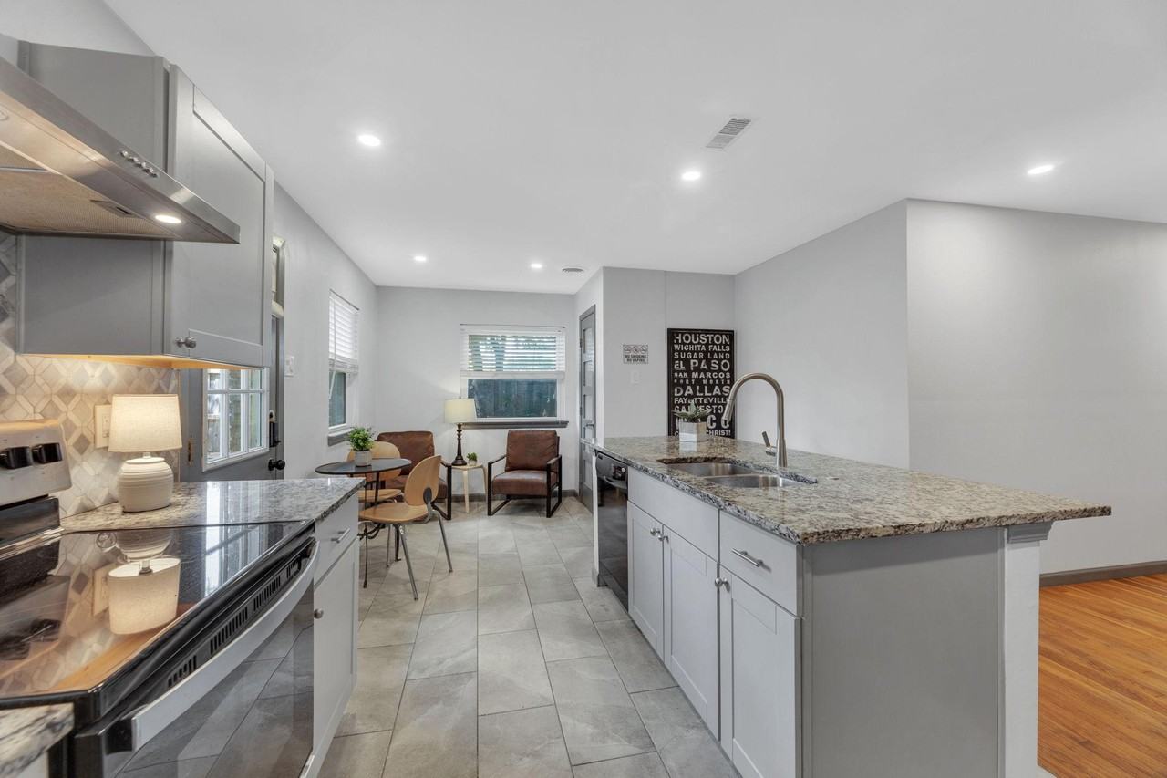 Dover Dr - Photo 3 of 10