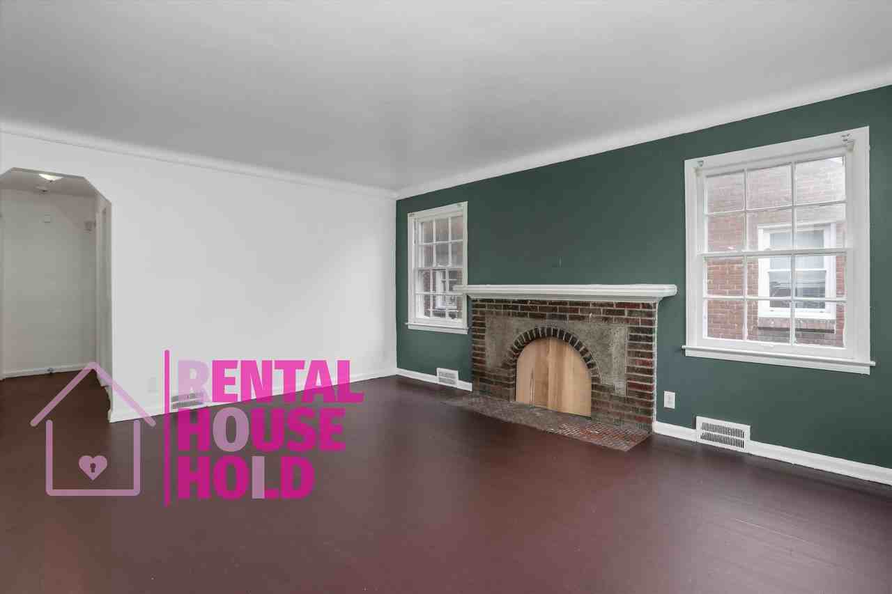 16217 Robson St - Photo 3 of 16