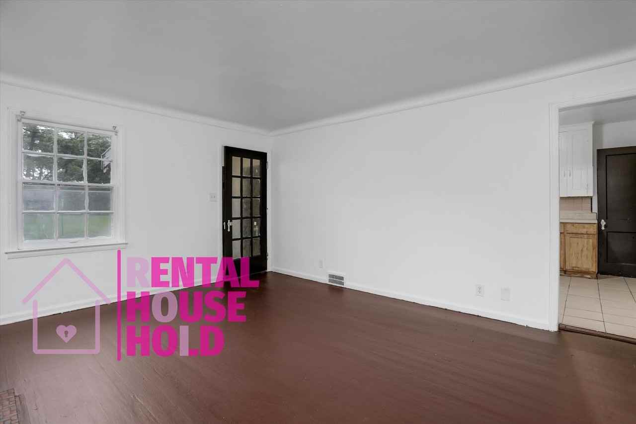 16217 Robson St - Photo 2 of 16