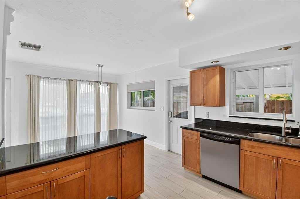 1606 Northeast 15th Avenue #1606 - Photo 6 of 33