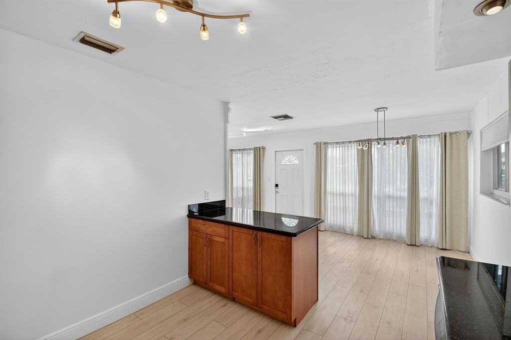 1606 Northeast 15th Avenue #1606 - Photo 7 of 33