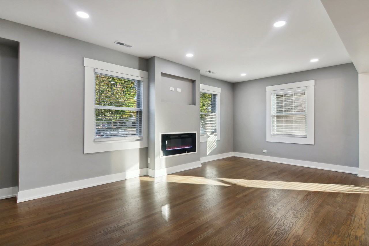 6734 N Hamlin Ave - Photo 3 of 40