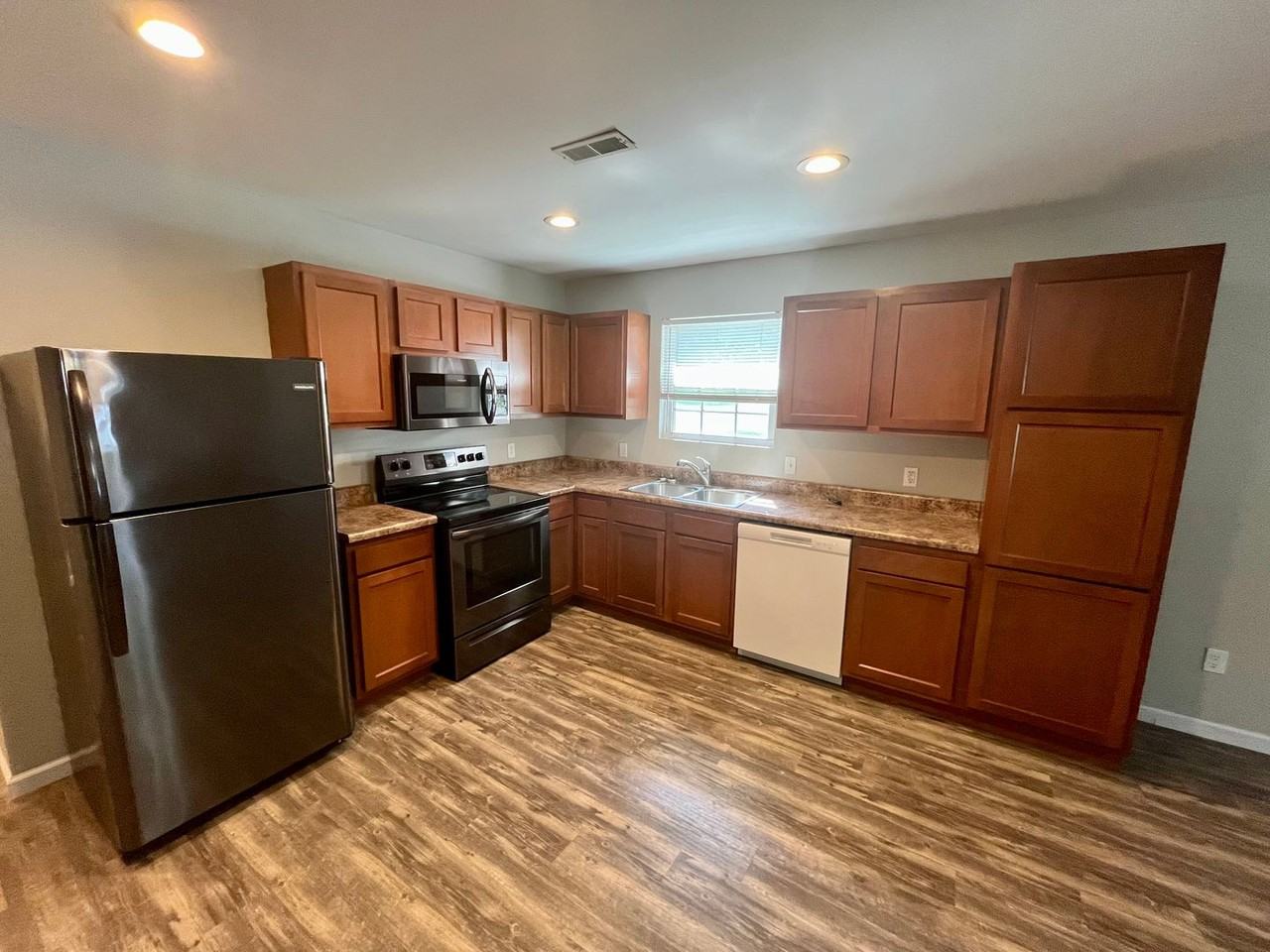 156 Bud St - Photo 3 of 11