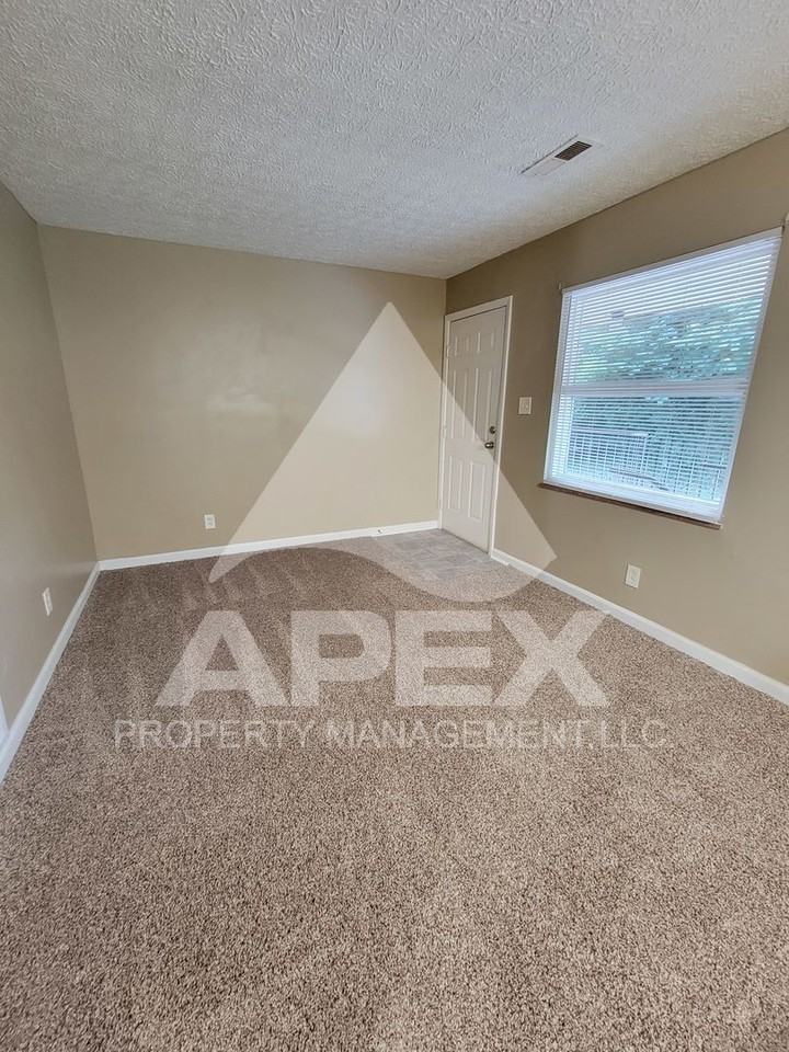 220 Ogle Ave #6 - Photo 4 of 13