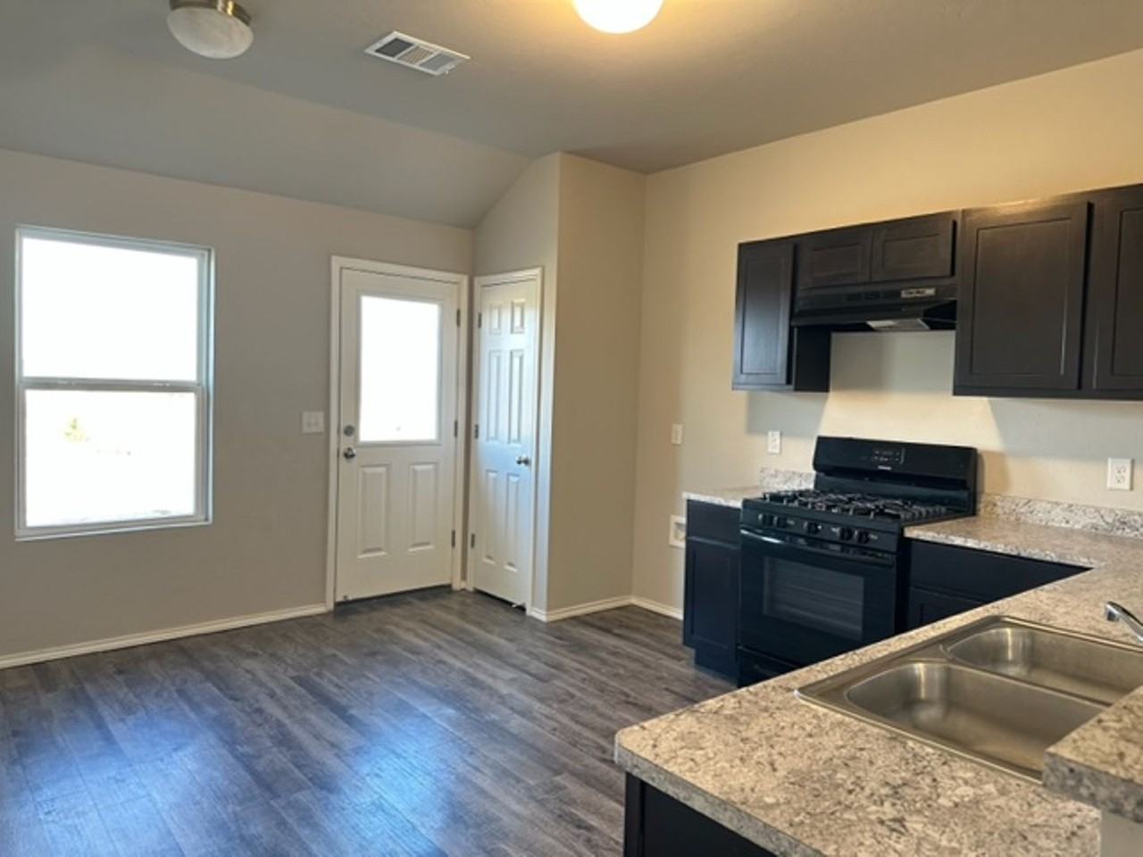 411 Se 5th Ter - Photo 4 of 13