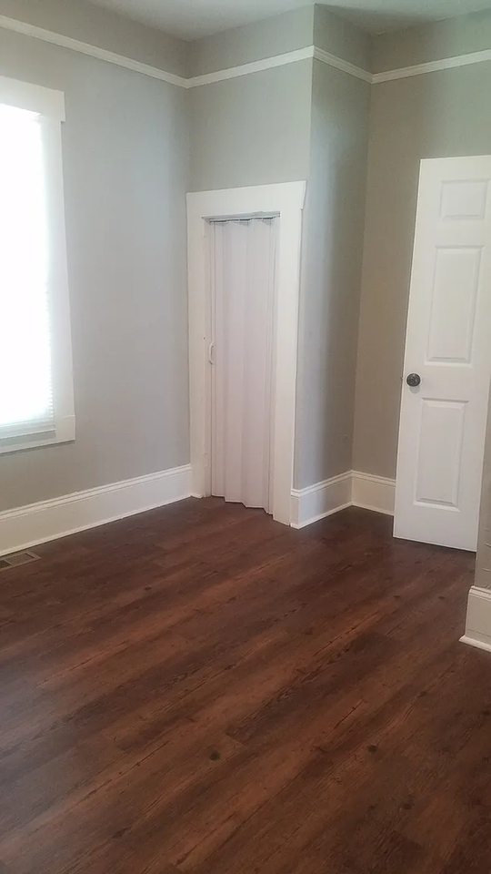 554 S Center St - Photo 6 of 11