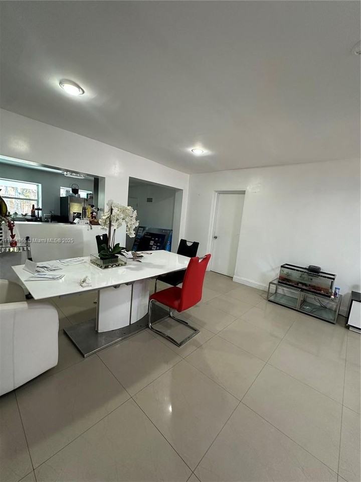 16030 Miami Dr - Photo 3 of 14