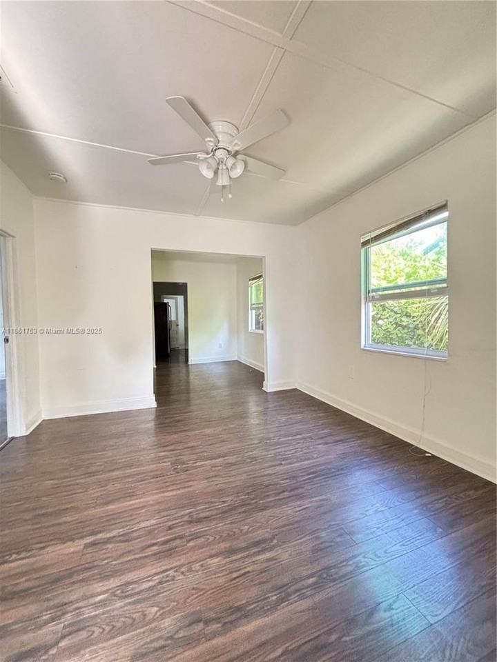 920 Nw 22nd Ct - Photo 2 of 11