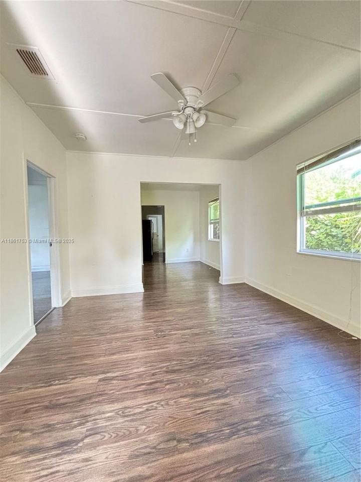 920 Nw 22nd Ct - Photo 3 of 11