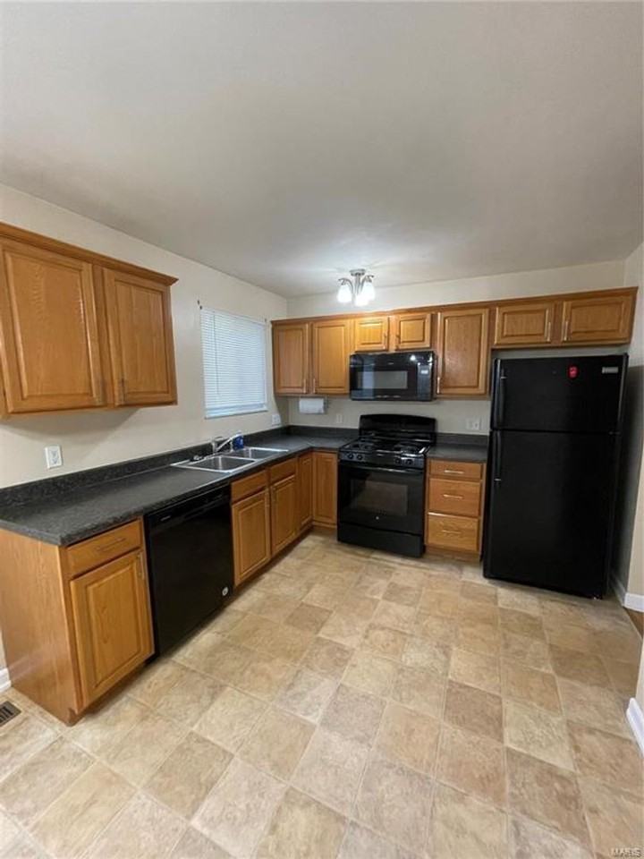 1821 Schulte Hill Dr - Photo 2 of 19