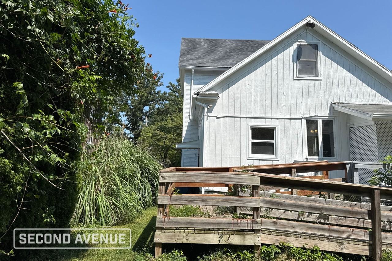 1111 Hayes Ave - Photo 2 of 14