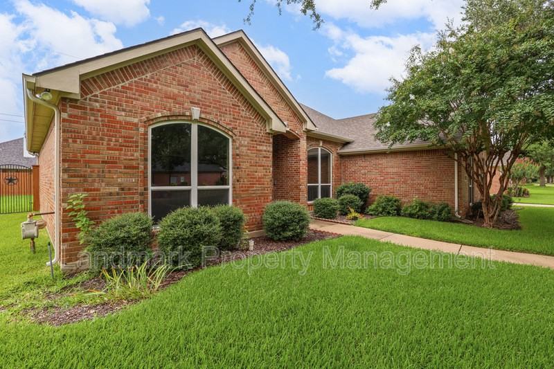 1612 Twin Oaks Dr - Photo 3 of 30