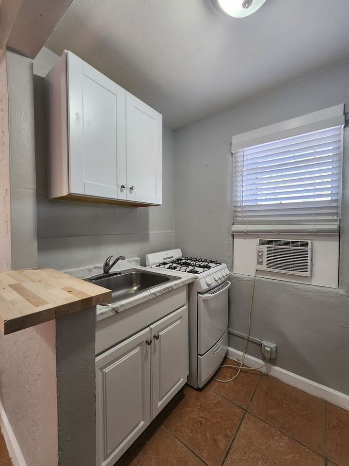 1214 S Ridgewood Ave #4 - Photo 4 of 4