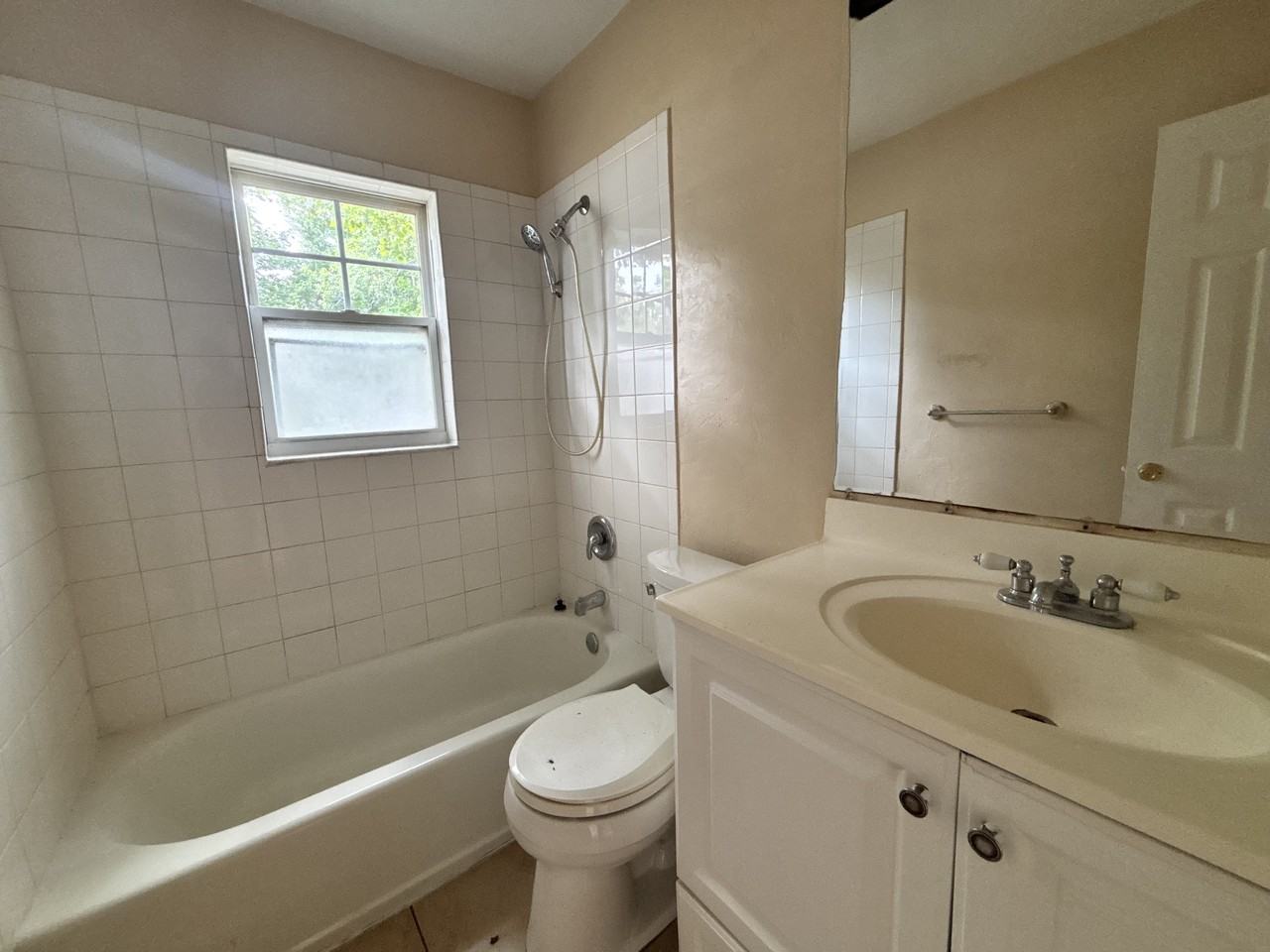 6034 Southwest 9th Place #B - Photo 3 of 3