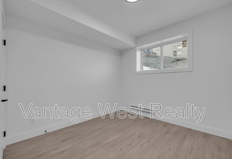 3576 3576 - Photo 3 of 5