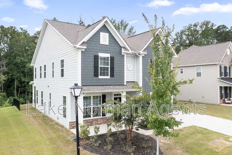 1076 Thoroughbred Dr - Photo 3 of 40