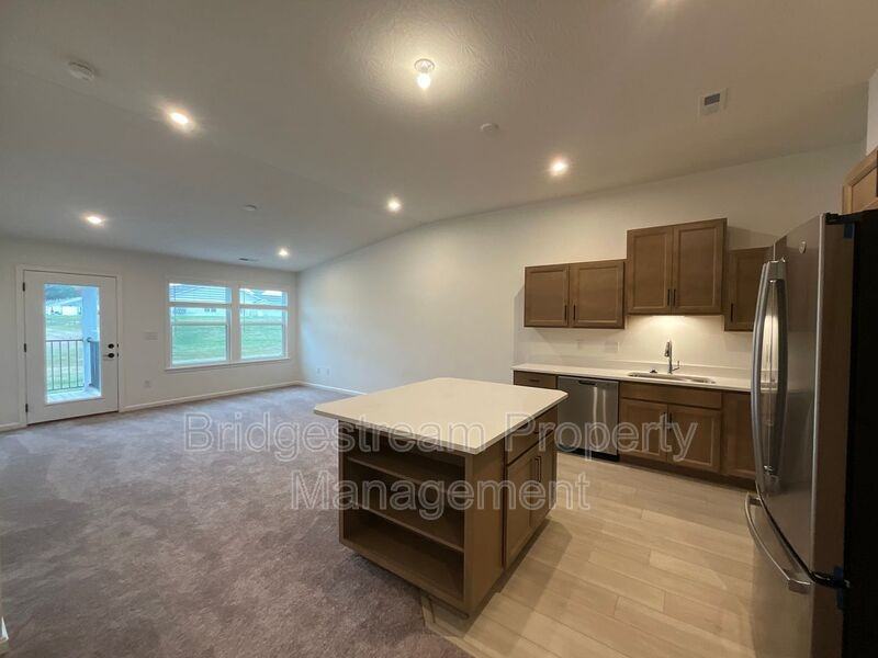 1677 S Golden Clove Bnd - Photo 2 of 15