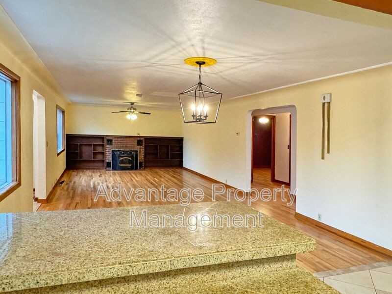 1920 Se Debord St - Photo 5 of 28