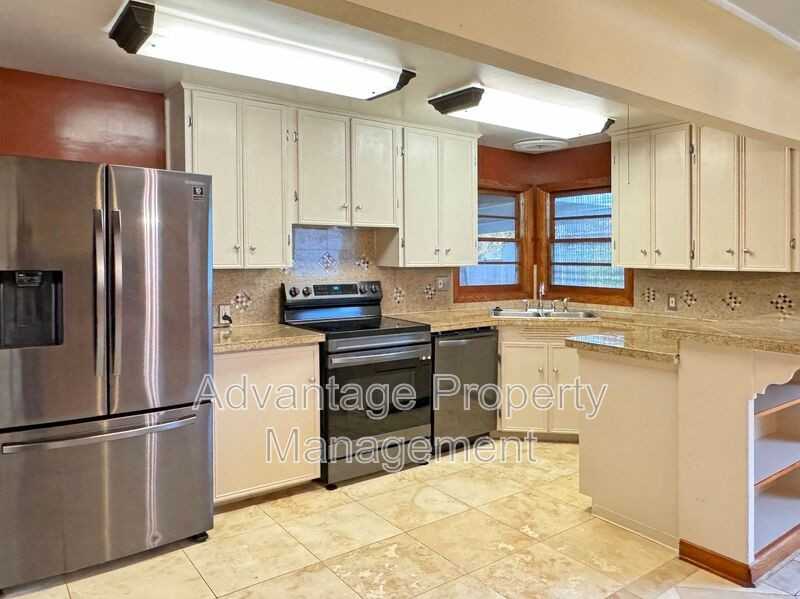 1920 Se Debord St - Photo 6 of 28