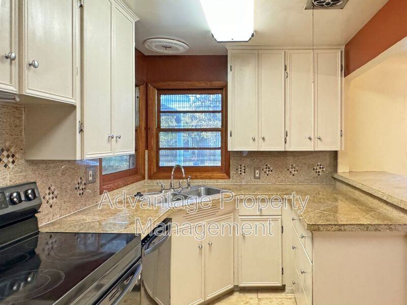 1920 Se Debord St - Photo 7 of 28